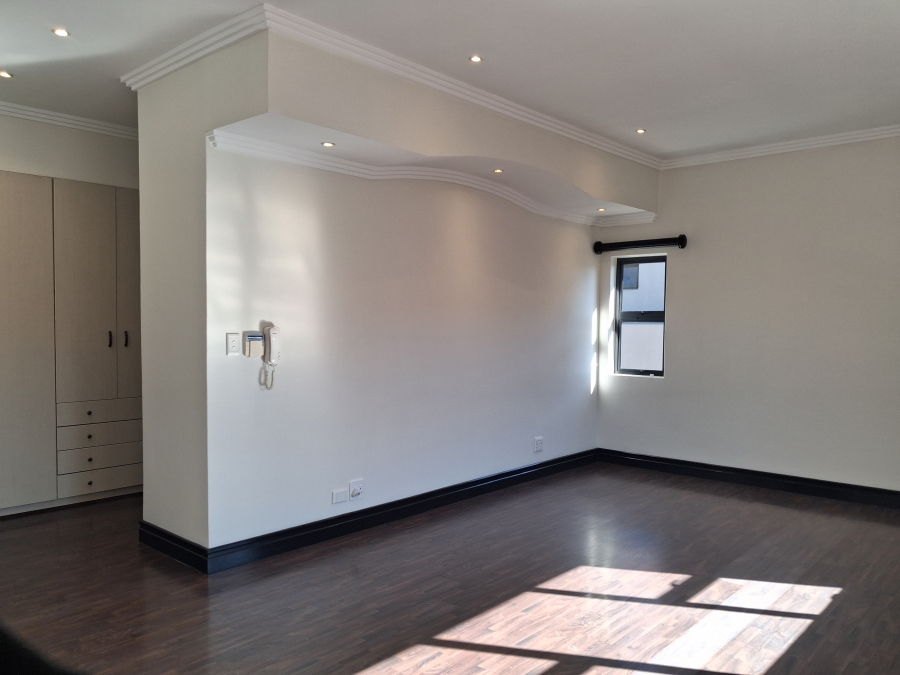 5 Bedroom Property for Sale in Greenstone Hill Gauteng