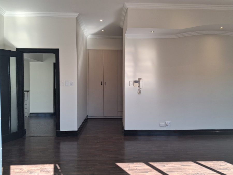 5 Bedroom Property for Sale in Greenstone Hill Gauteng