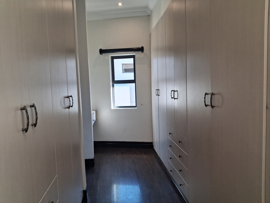 5 Bedroom Property for Sale in Greenstone Hill Gauteng