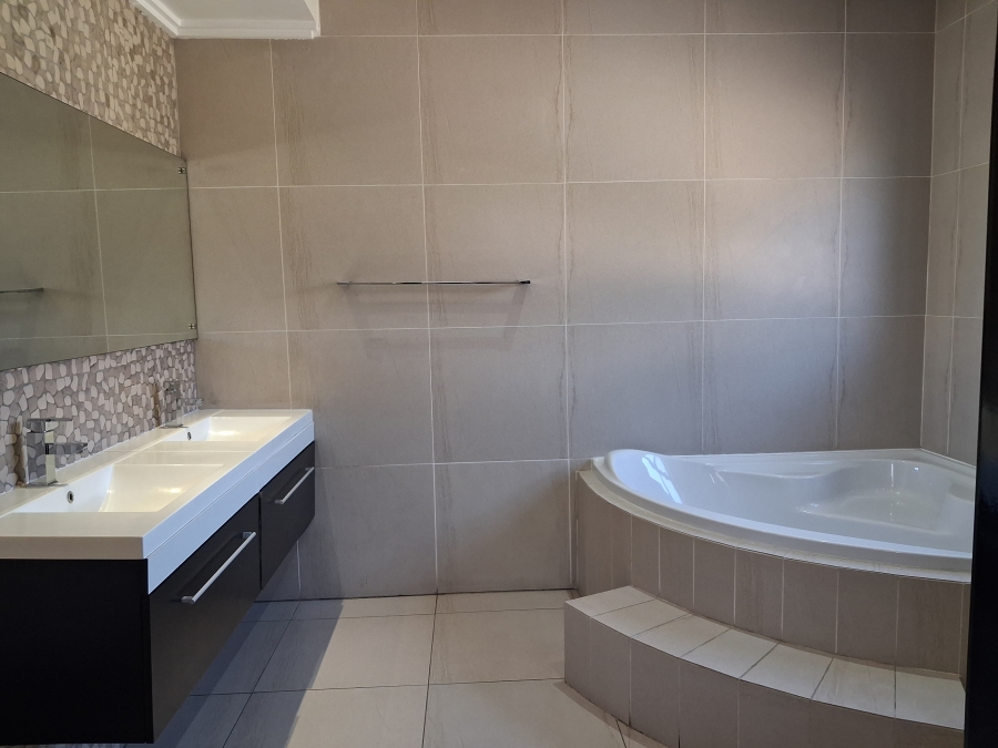 5 Bedroom Property for Sale in Greenstone Hill Gauteng
