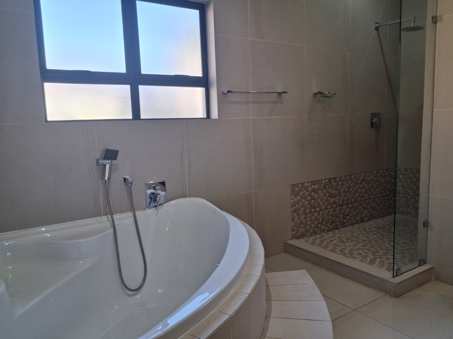 5 Bedroom Property for Sale in Greenstone Hill Gauteng
