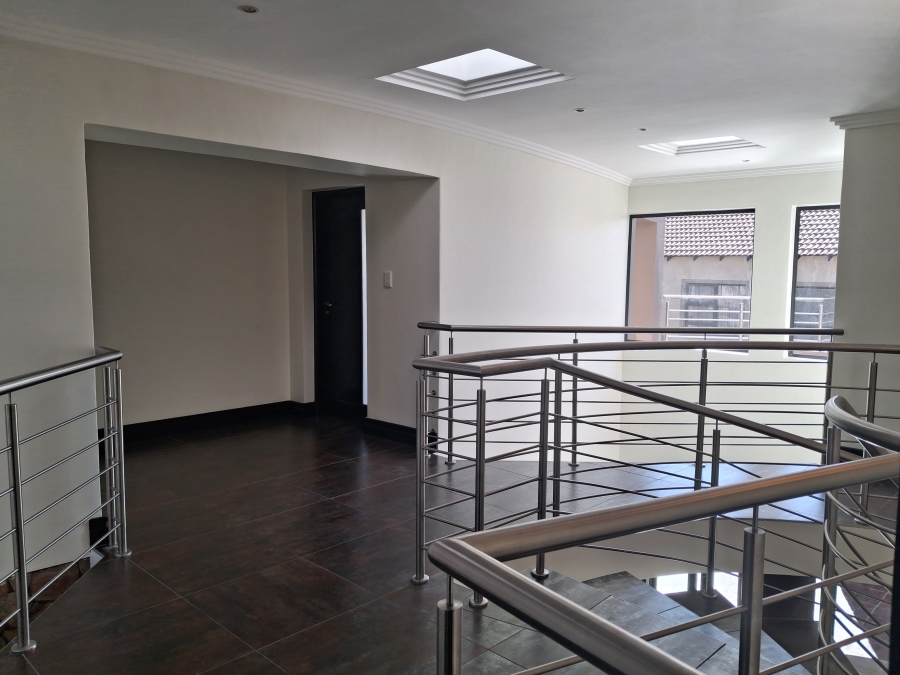 5 Bedroom Property for Sale in Greenstone Hill Gauteng
