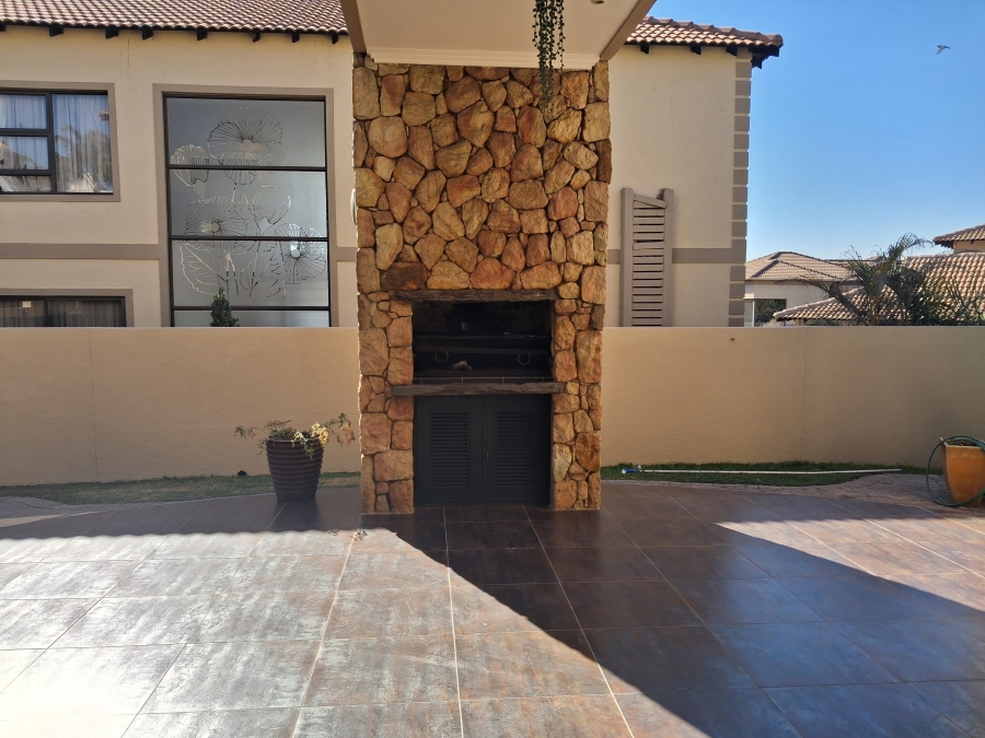 5 Bedroom Property for Sale in Greenstone Hill Gauteng