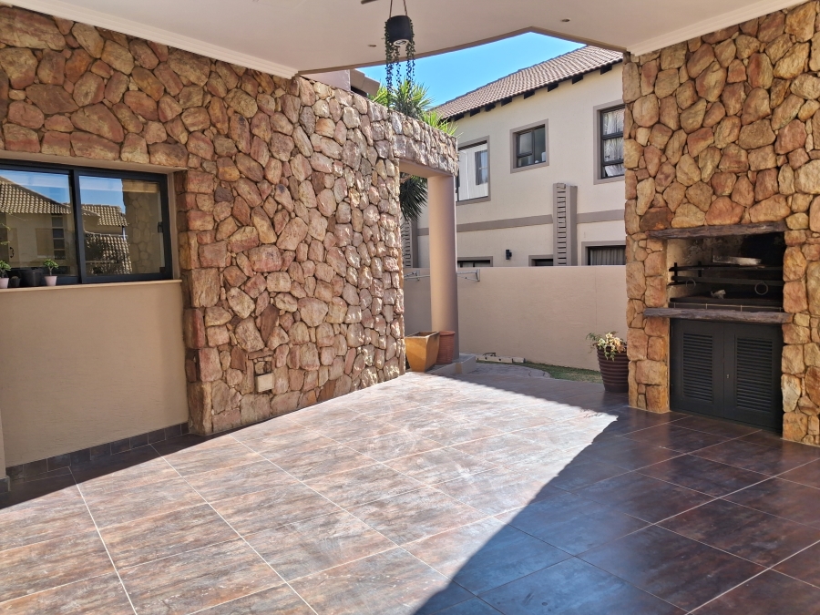 5 Bedroom Property for Sale in Greenstone Hill Gauteng