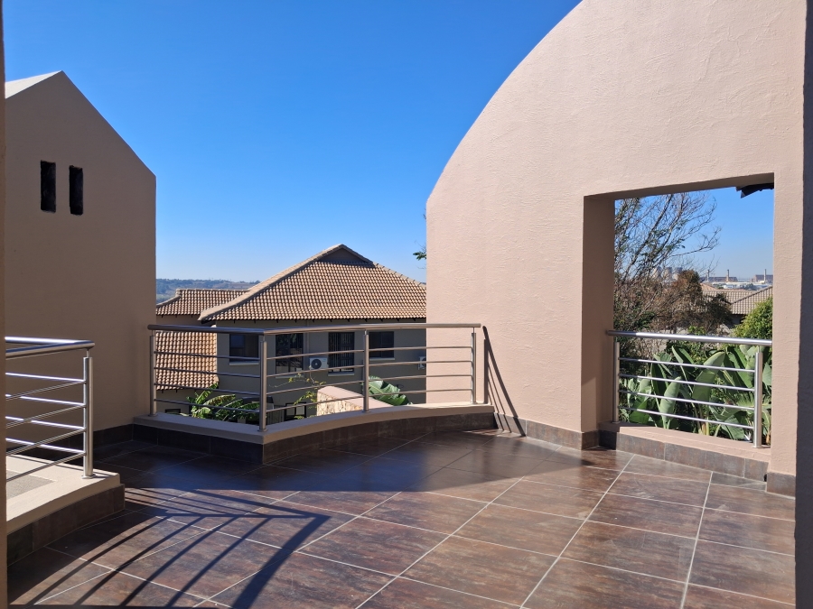 5 Bedroom Property for Sale in Greenstone Hill Gauteng