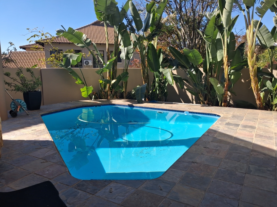 5 Bedroom Property for Sale in Greenstone Hill Gauteng