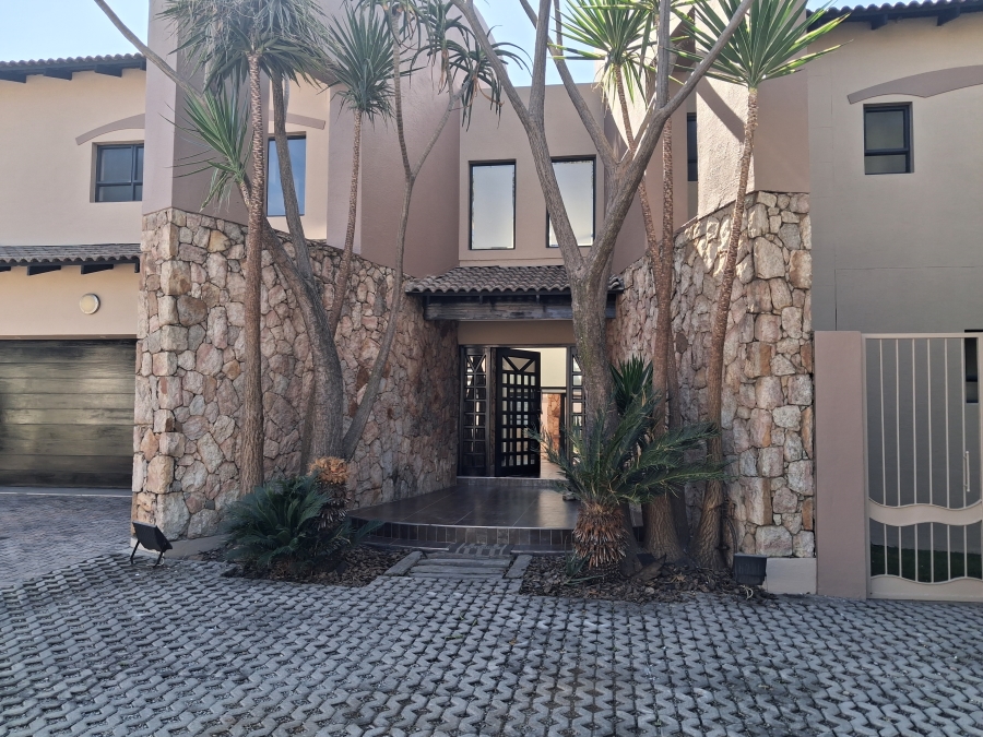 5 Bedroom Property for Sale in Greenstone Hill Gauteng