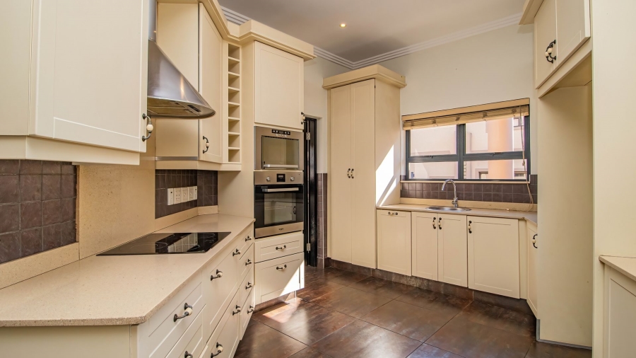 5 Bedroom Property for Sale in Greenstone Hill Gauteng