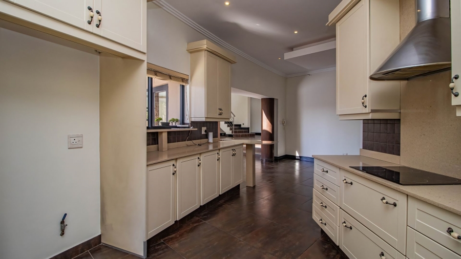 5 Bedroom Property for Sale in Greenstone Hill Gauteng