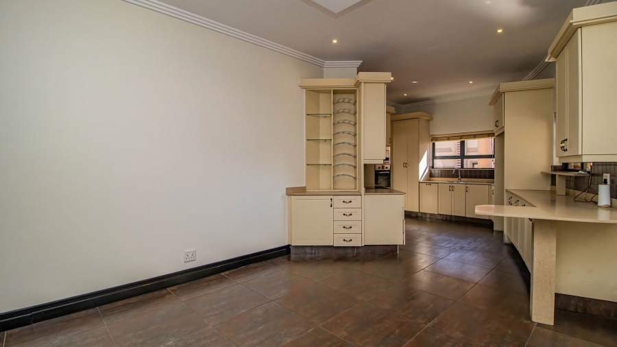 5 Bedroom Property for Sale in Greenstone Hill Gauteng