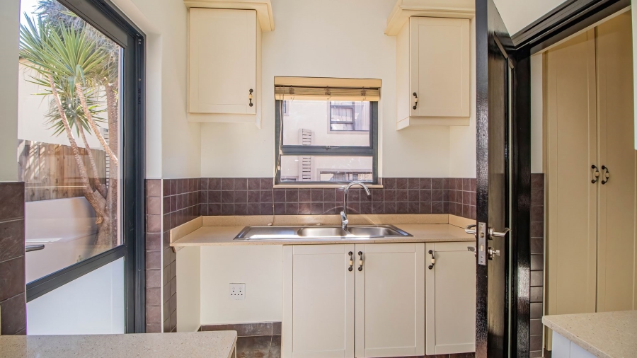 5 Bedroom Property for Sale in Greenstone Hill Gauteng