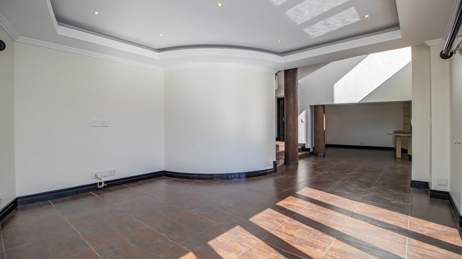 5 Bedroom Property for Sale in Greenstone Hill Gauteng