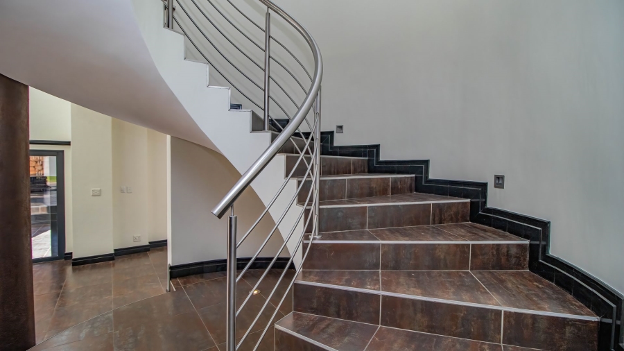 5 Bedroom Property for Sale in Greenstone Hill Gauteng