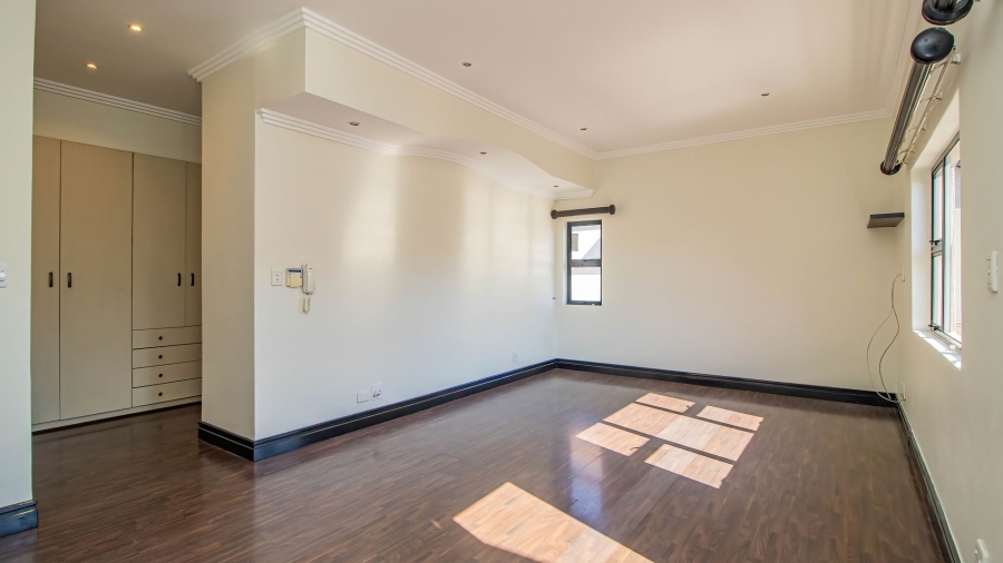 5 Bedroom Property for Sale in Greenstone Hill Gauteng