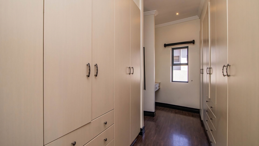5 Bedroom Property for Sale in Greenstone Hill Gauteng