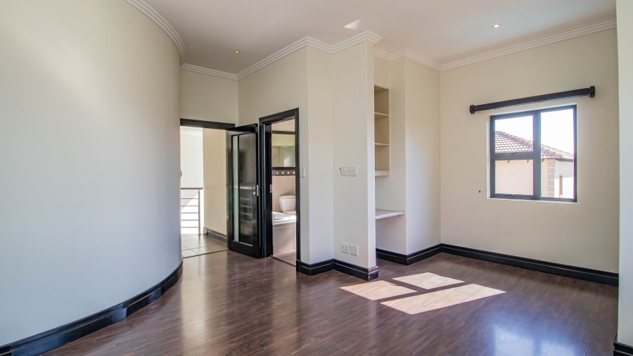 5 Bedroom Property for Sale in Greenstone Hill Gauteng