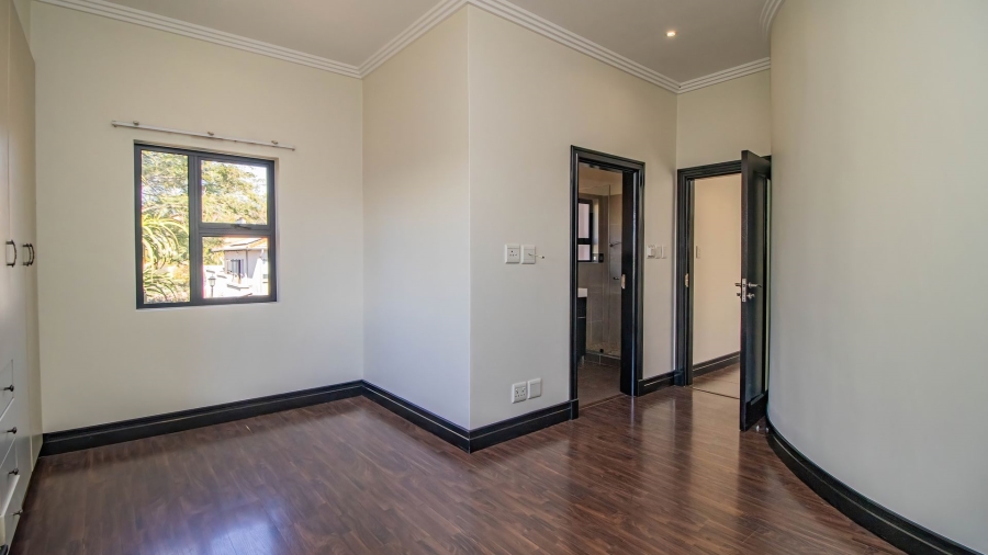 5 Bedroom Property for Sale in Greenstone Hill Gauteng