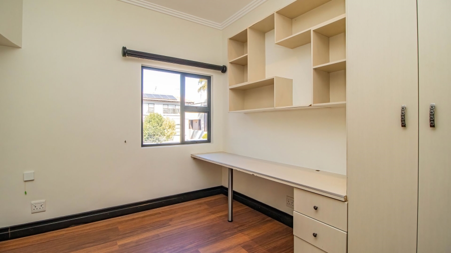 5 Bedroom Property for Sale in Greenstone Hill Gauteng