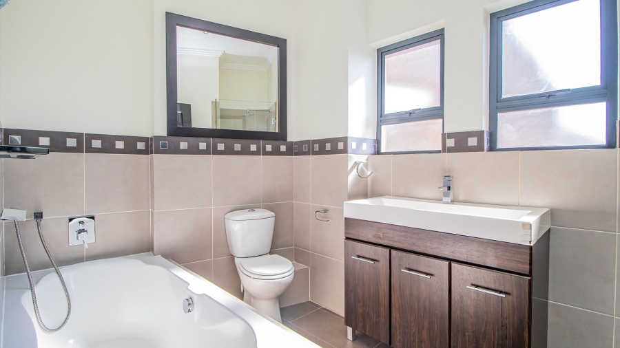 5 Bedroom Property for Sale in Greenstone Hill Gauteng