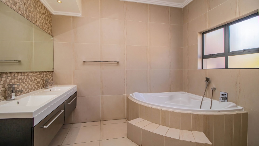5 Bedroom Property for Sale in Greenstone Hill Gauteng