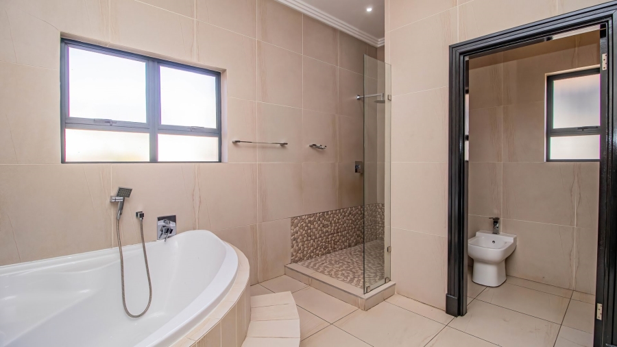 5 Bedroom Property for Sale in Greenstone Hill Gauteng