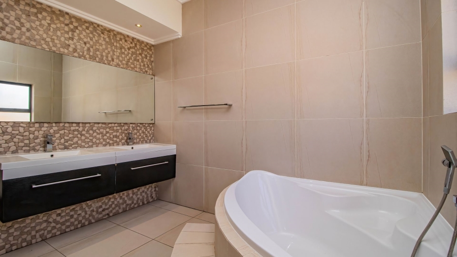 5 Bedroom Property for Sale in Greenstone Hill Gauteng