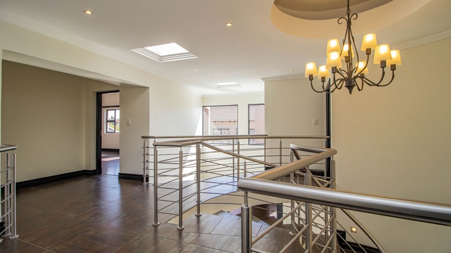 5 Bedroom Property for Sale in Greenstone Hill Gauteng