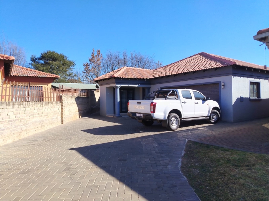 3 Bedroom Property for Sale in Denneoord Gauteng