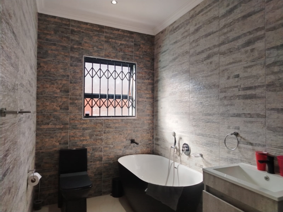 3 Bedroom Property for Sale in Denneoord Gauteng
