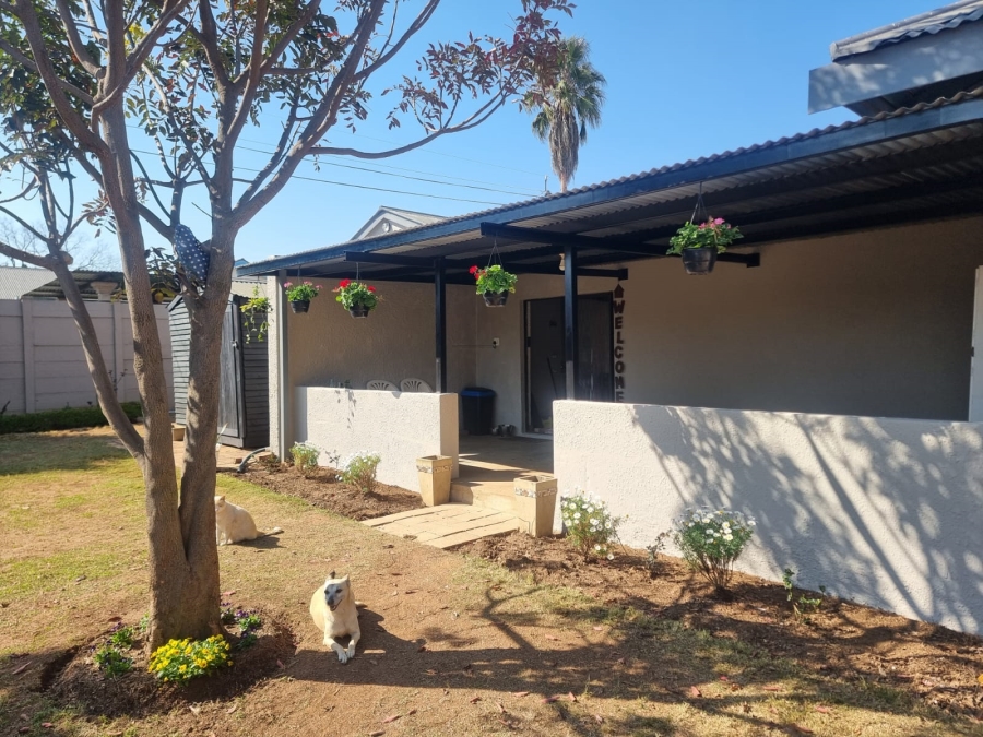 To Let 1 Bedroom Property for Rent in Waverley Gauteng