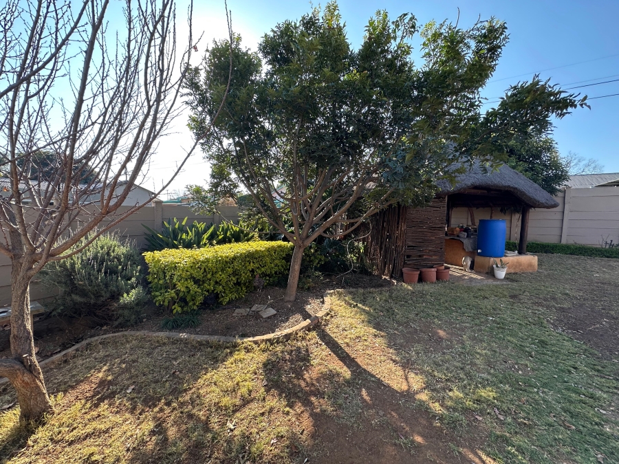 To Let 1 Bedroom Property for Rent in Waverley Gauteng