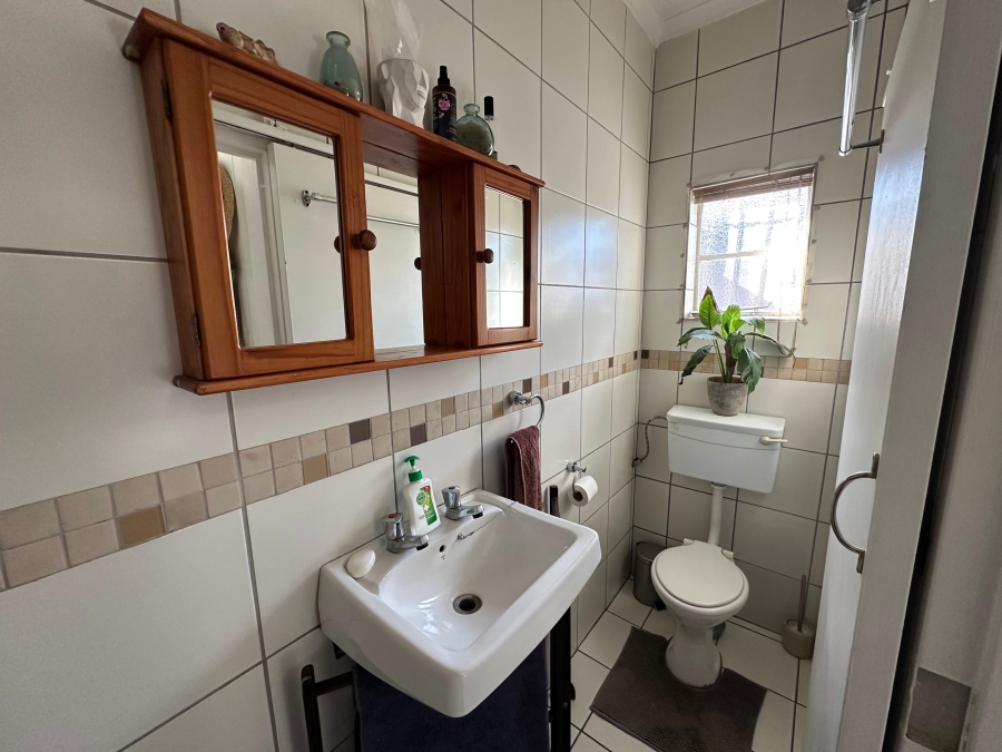 To Let 1 Bedroom Property for Rent in Waverley Gauteng