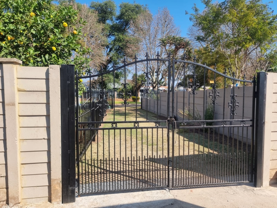 To Let 1 Bedroom Property for Rent in Waverley Gauteng