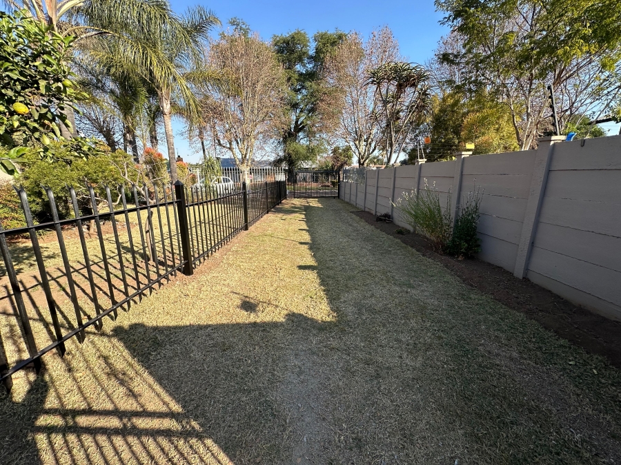 To Let 1 Bedroom Property for Rent in Waverley Gauteng