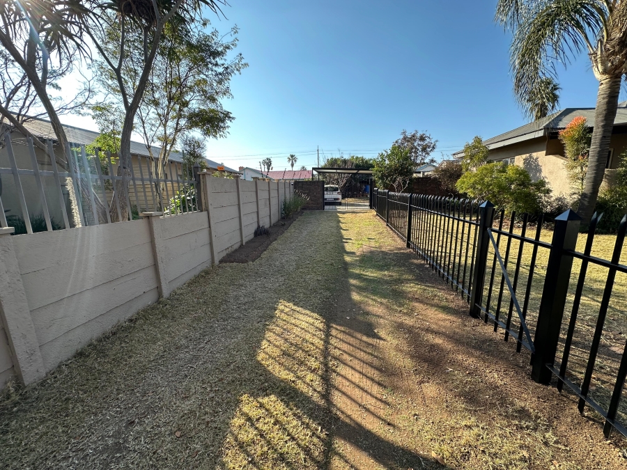 To Let 1 Bedroom Property for Rent in Waverley Gauteng