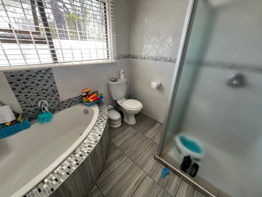 3 Bedroom Property for Sale in New Redruth Gauteng