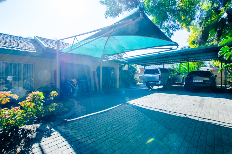 6 Bedroom Property for Sale in Wingate Park Gauteng