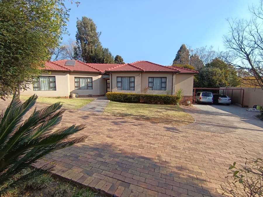 To Let 4 Bedroom Property for Rent in Meadowhurst Gauteng