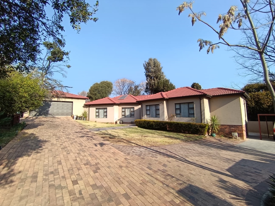 To Let 4 Bedroom Property for Rent in Meadowhurst Gauteng