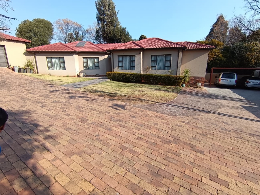 To Let 4 Bedroom Property for Rent in Meadowhurst Gauteng