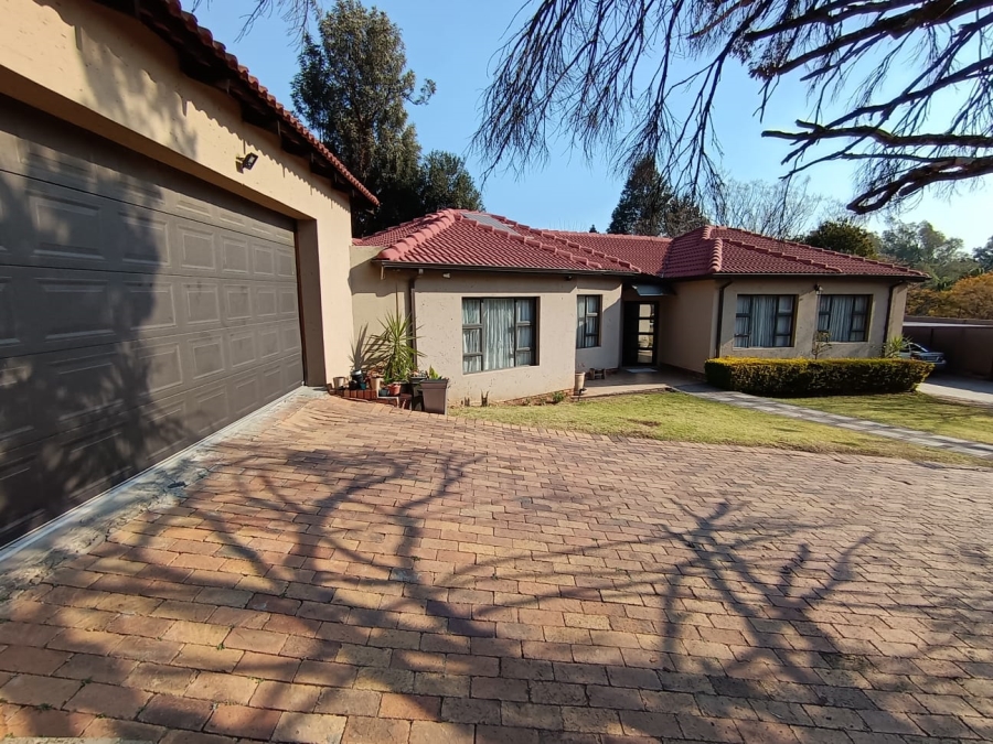 To Let 4 Bedroom Property for Rent in Meadowhurst Gauteng