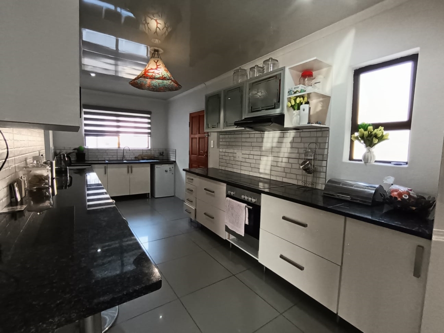To Let 4 Bedroom Property for Rent in Meadowhurst Gauteng