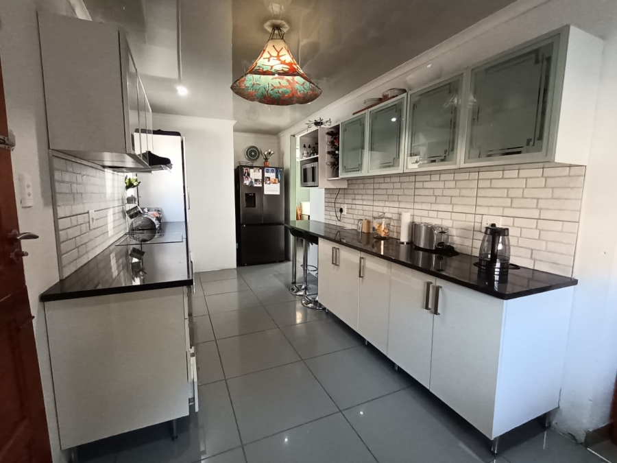 To Let 4 Bedroom Property for Rent in Meadowhurst Gauteng