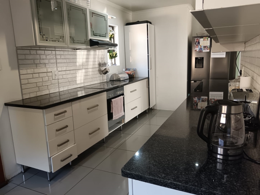 To Let 4 Bedroom Property for Rent in Meadowhurst Gauteng