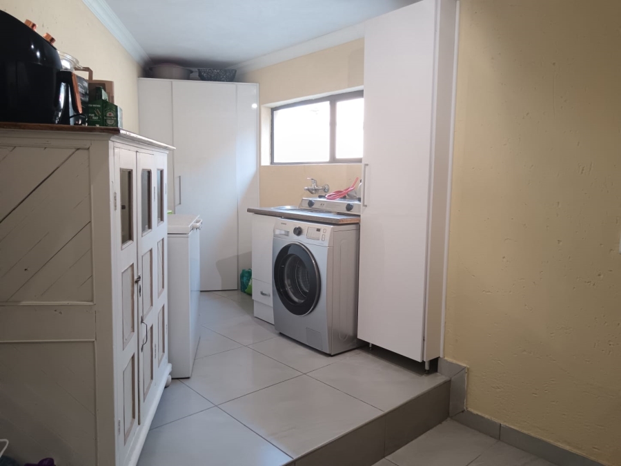 To Let 4 Bedroom Property for Rent in Meadowhurst Gauteng
