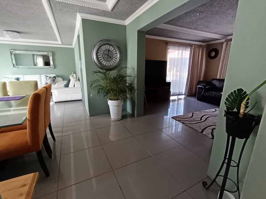 To Let 4 Bedroom Property for Rent in Meadowhurst Gauteng