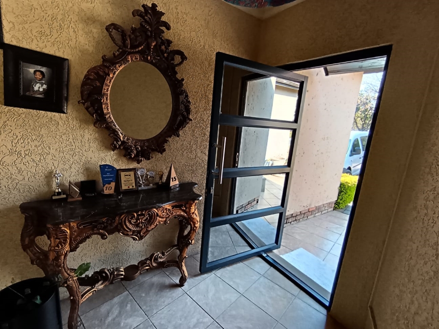 To Let 4 Bedroom Property for Rent in Meadowhurst Gauteng