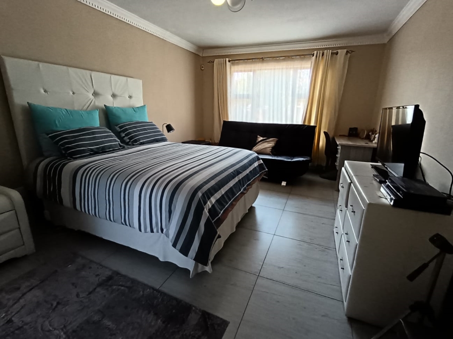 To Let 4 Bedroom Property for Rent in Meadowhurst Gauteng