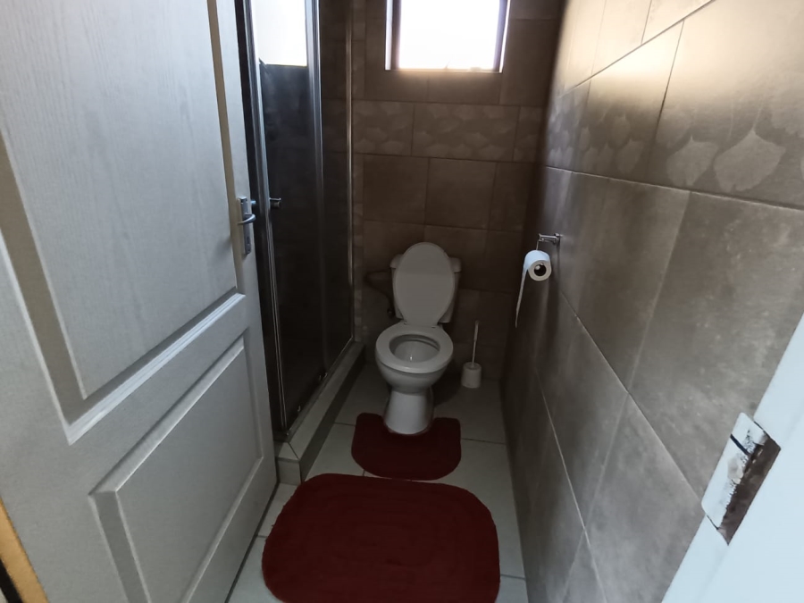 To Let 4 Bedroom Property for Rent in Meadowhurst Gauteng