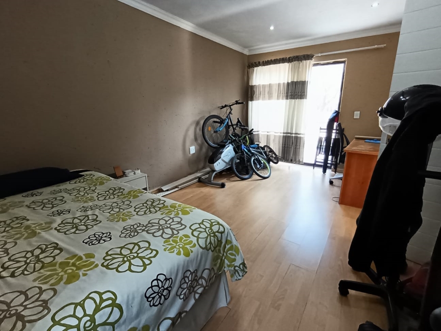 To Let 4 Bedroom Property for Rent in Meadowhurst Gauteng